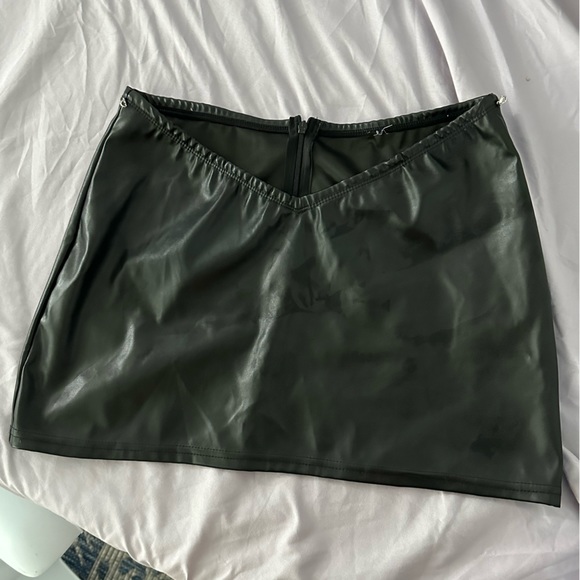 V cut waist line LEATHER MINI SKIRT - Picture 1 of 7